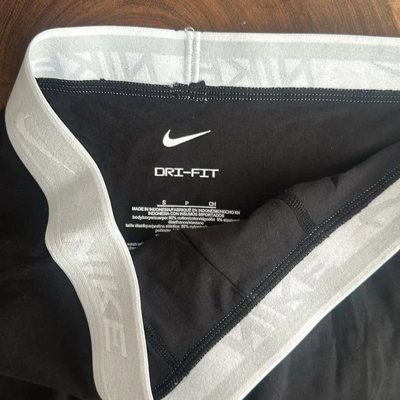 Nike - Picture 3 of 5